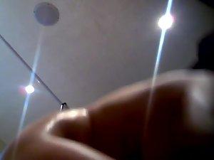 Mature woman spied after a shower Picture 3