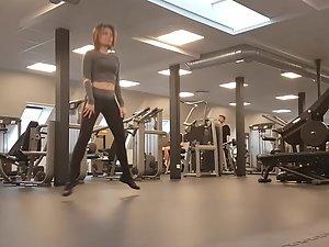 Voyeur caught fit girl dancing in the gym Picture 1