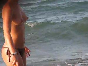 Sexy topless girl playing at the beach Picture 8