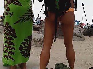 Chocolate girl in bikini bends over Picture 1