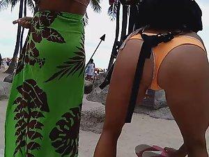 Chocolate girl in bikini bends over Picture 2