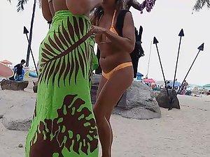 Chocolate girl in bikini bends over Picture 4