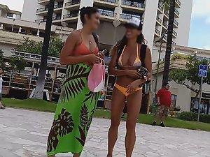 Chocolate girl in bikini bends over Picture 8