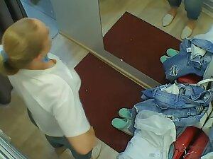 Spying her big ass and tits in dressing room Picture 4