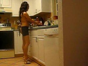 Seductive wife playing to be a nude chef Picture 3