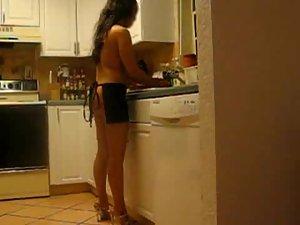 Seductive wife playing to be a nude chef Picture 4