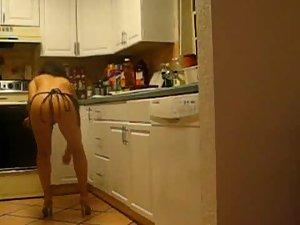 Seductive wife playing to be a nude chef Picture 5