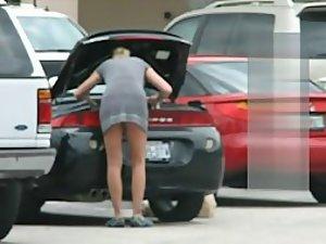 Cute girl packing stuff in the car Picture 1