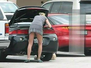 Cute girl packing stuff in the car Picture 4