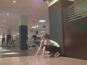 Stretchy girl does full splits Picture 3