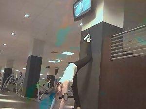 Stretchy girl does full splits Picture 4