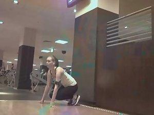 Stretchy girl does full splits Picture 6