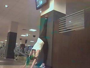 Stretchy girl does full splits Picture 7