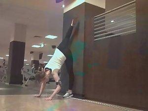 Stretchy girl does full splits Picture 8