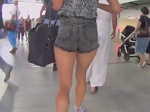 Creepshot of sexy muscular legs and ass Picture 6