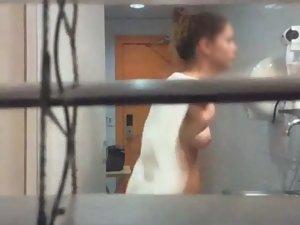 Naked neighbor girl wiping off Picture 2