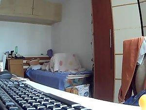 Spying the sister through a web camera Picture 2
