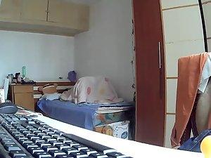 Spying the sister through a web camera Picture 3