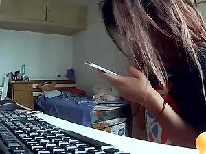 Spying the sister through a web camera Picture 5