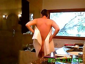 Aunt's sexy butt peeped in the bathroom Picture 4