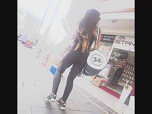 Fit babe on her way to the gym Picture 4