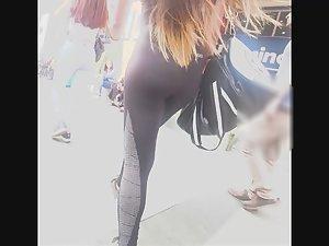 Fit babe on her way to the gym Picture 5