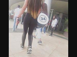 Fit babe on her way to the gym Picture 7