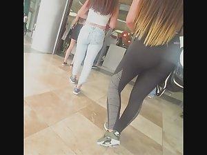 Fit babe on her way to the gym Picture 8