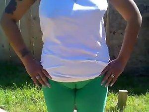 Humongous cameltoe on a mature lady Picture 2