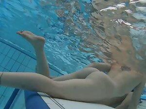 Underwater inspection of naked ass in swimming pool Picture 4