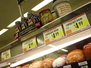 Teen girl in tight jeans buying food Picture 8