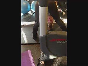 Flexible girl does a full split Picture 1