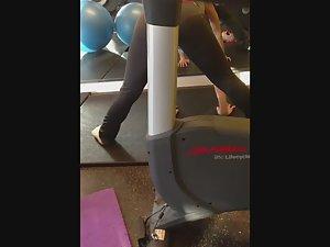 Flexible girl does a full split Picture 3