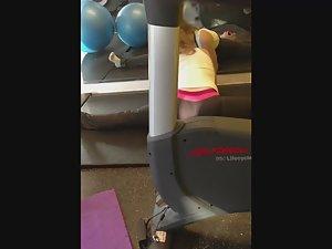 Flexible girl does a full split Picture 4