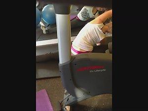 Flexible girl does a full split Picture 5