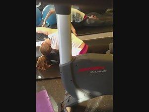 Flexible girl does a full split Picture 6