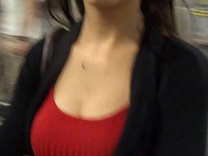 Stumbling on a sexy shorty at the subway station Picture 2