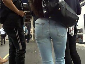 Stumbling on a sexy shorty at the subway station Picture 3