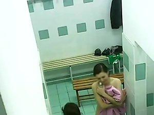 Teenage girls in the locker room Picture 4