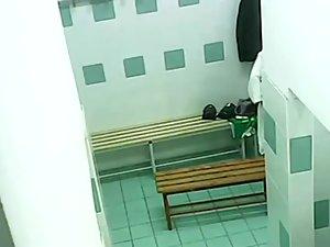 Teenage girls in the locker room Picture 6