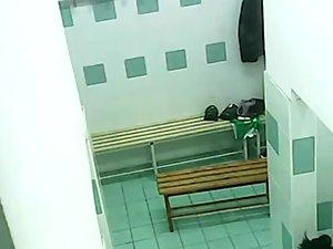 Teenage girls in the locker room Picture 7