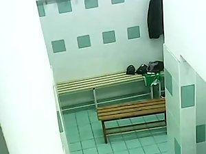 Teenage girls in the locker room Picture 8