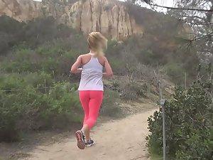 Peeping a sexy blonde jogger in nature Picture 1