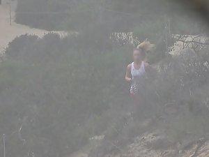 Peeping a sexy blonde jogger in nature Picture 3