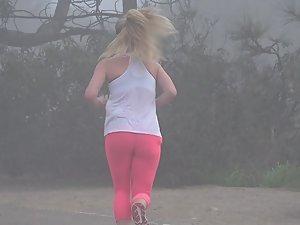 Peeping a sexy blonde jogger in nature Picture 8