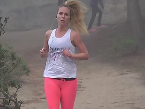 Peeping a sexy blonde jogger in nature