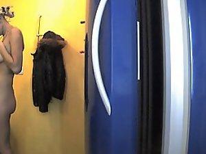 Naked blonde girl prepares for tanning Picture 1