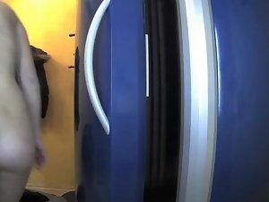 Naked blonde girl prepares for tanning Picture 7