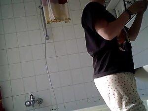 Spying on hot curvy tomboy naked in shower Picture 3