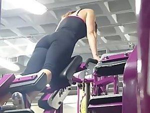 Gym hottie during her workout Picture 1